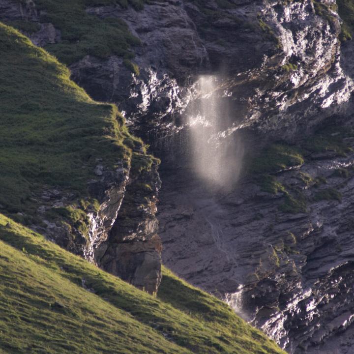 Glitzernder Wasserfall am Henglihang. 