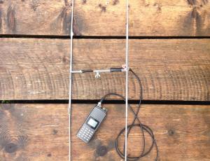 Mit diesem Empfänger und Antenne kann ein VHF-Signal empfangen werden