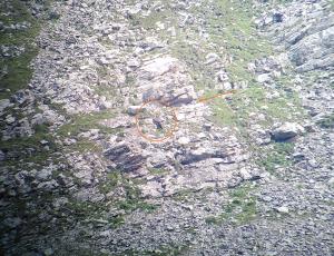 Donna Elvira (mit orangem Kreis markiert) hat in diesen Felsen Futter und Schutz (oranger Pfeil) gefunden